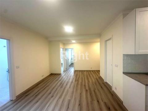 Apartamento T3 remodelado em Alvalade