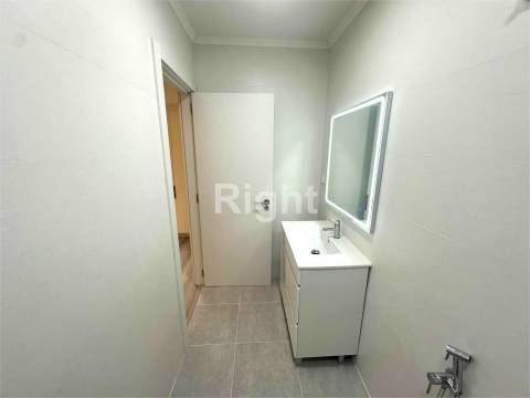 Apartamento T3 remodelado em Alvalade