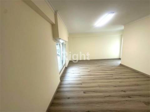 Apartamento T3 remodelado em Alvalade