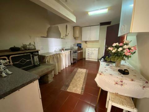 Moradia Geminada T3 com jardim. A precisar de algumas obras