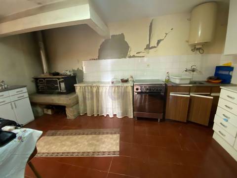 Moradia Geminada T3 com jardim. A precisar de algumas obras