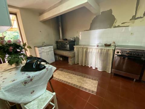 Moradia Geminada T3 com jardim. A precisar de algumas obras