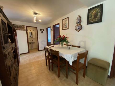 Moradia Geminada T3 com jardim. A precisar de algumas obras