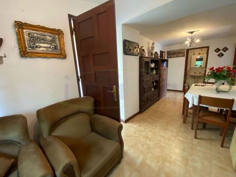 Moradia Geminada T3 com jardim. A precisar de algumas obras