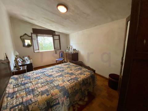 Moradia Geminada T3 com jardim. A precisar de algumas obras