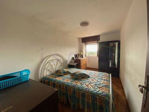 Moradia Geminada T3 com jardim. A precisar de algumas obras