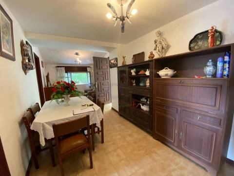 Moradia Geminada T3 com jardim. A precisar de algumas obras