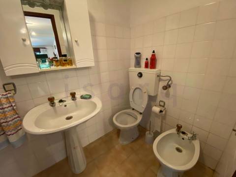 Moradia Geminada T3 com jardim. A precisar de algumas obras