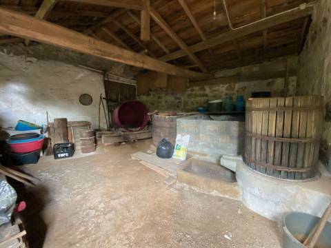 Moradia Geminada T3 com jardim. A precisar de algumas obras