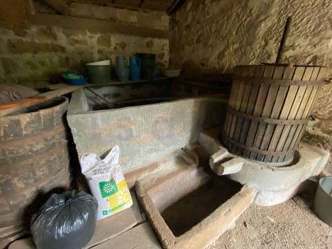 Moradia Geminada T3 com jardim. A precisar de algumas obras