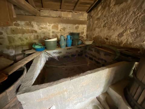 Moradia Geminada T3 com jardim. A precisar de algumas obras