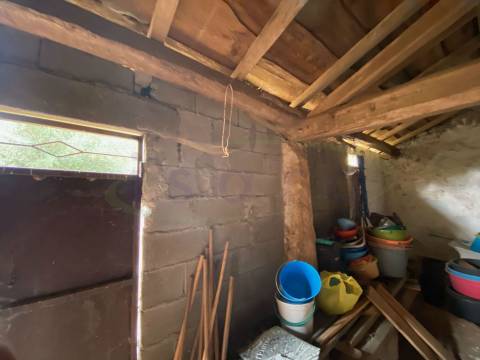 Moradia Geminada T3 com jardim. A precisar de algumas obras