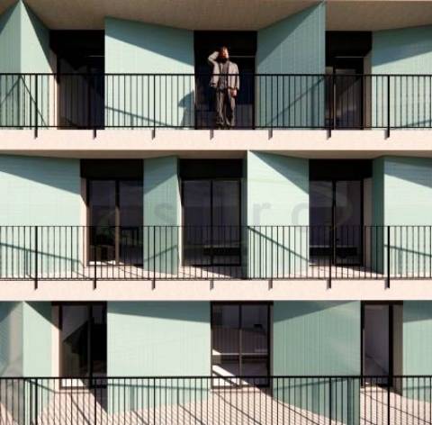 Apartamento T1 com varanda e lugar de garagem em edifício com jardim.