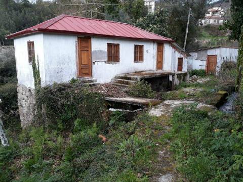 Casa moradia tipo quintinha, com dois pisos e Moinho de 3 rodas para reabilitar