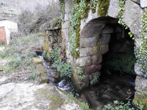 Casa moradia tipo quintinha, com dois pisos e Moinho de 3 rodas para reabilitar