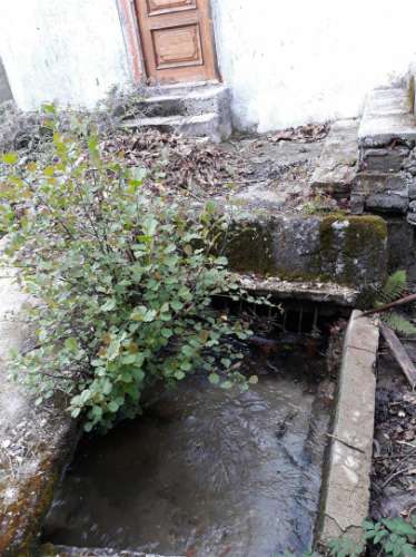 Casa moradia tipo quintinha, com dois pisos e Moinho de 3 rodas para reabilitar