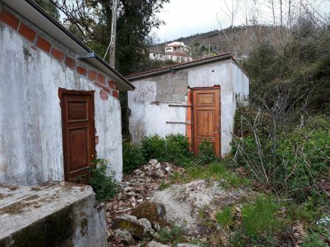 Casa moradia tipo quintinha, com dois pisos e Moinho de 3 rodas para reabilitar