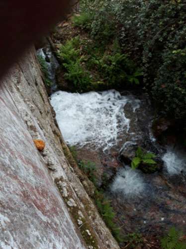 Casa moradia tipo quintinha, com dois pisos e Moinho de 3 rodas para reabilitar