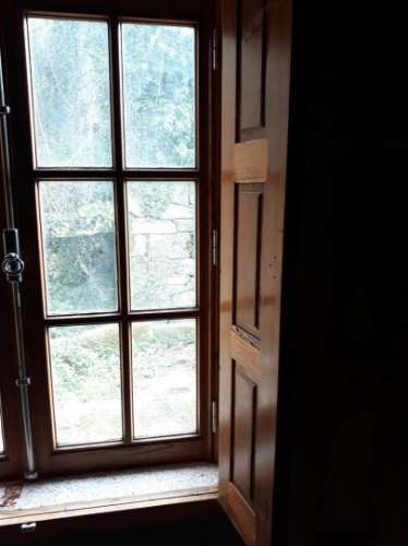 Casa moradia tipo quintinha, com dois pisos e Moinho de 3 rodas para reabilitar