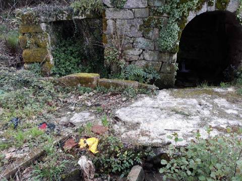 Casa moradia tipo quintinha, com dois pisos e Moinho de 3 rodas para reabilitar