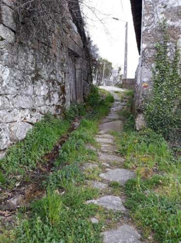 Casa moradia tipo quintinha, com dois pisos e Moinho de 3 rodas para reabilitar