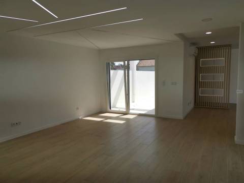 Moradia V4 Isolada - Terrea - Redondos / Fernão Ferro