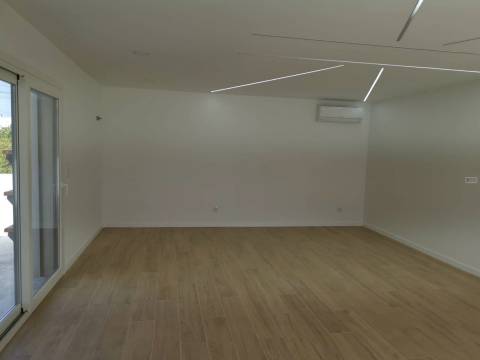 Moradia V4 Isolada - Terrea - Redondos / Fernão Ferro