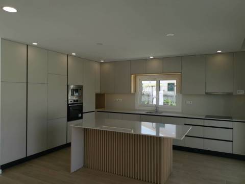 Moradia V4 Isolada - Terrea - Redondos / Fernão Ferro