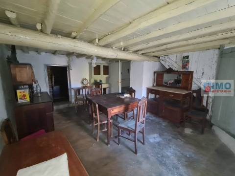 Moradia V2 c/ Quintal - Palvarinho