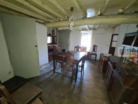 Moradia V2 c/ Quintal - Palvarinho