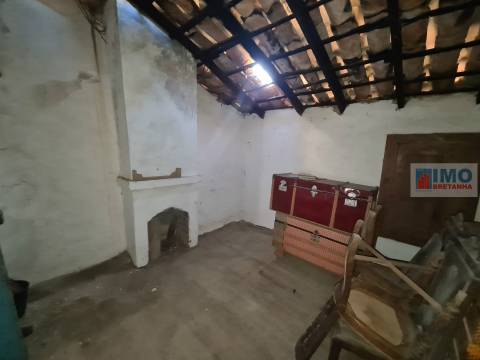 Moradia V2 c/ Quintal - Palvarinho