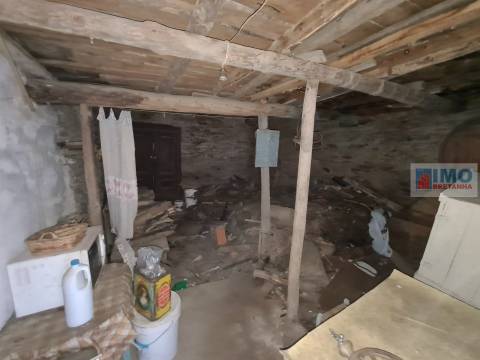 Moradia V2 c/ Quintal - Palvarinho