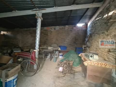 Moradia V2 c/ Quintal - Palvarinho