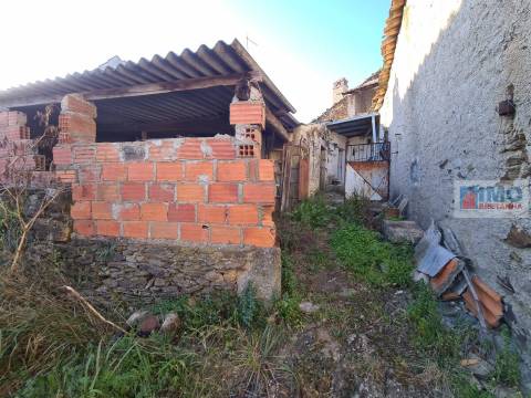 Moradia V2 c/ Quintal - Palvarinho