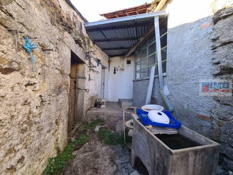 Moradia V2 c/ Quintal - Palvarinho