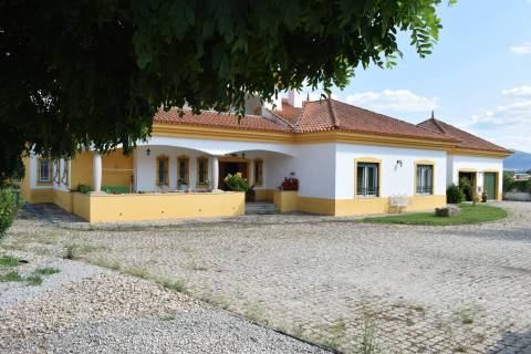 Moradia V5 c/ Piscina e Terreno - entre a Covilhã e Fundão