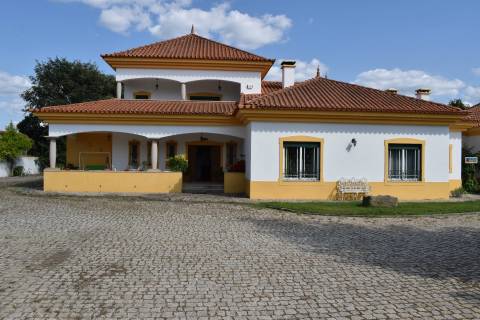 Moradia V5 c/ Piscina e Terreno - entre a Covilhã e Fundão