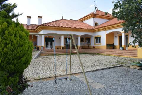 Moradia V5 c/ Piscina e Terreno - entre a Covilhã e Fundão