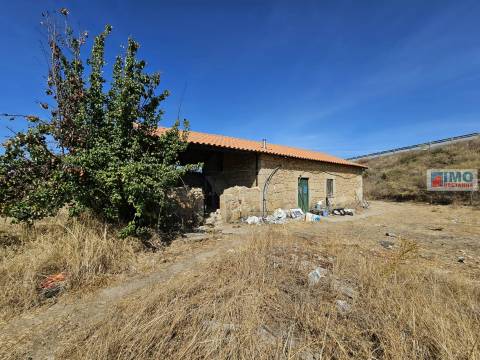 Quinta com moradia V2 legalizada
