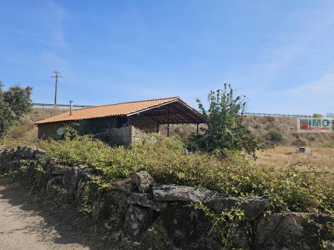 Quinta com moradia V2 legalizada