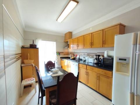 Edifício c/ 5 Apartamentos (3x T2 + 1 T3 + 1 T4) - Tortosendo