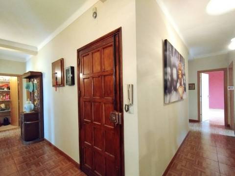 Edifício c/ 5 Apartamentos (3x T2 + 1 T3 + 1 T4) - Tortosendo