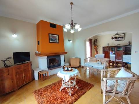 Edifício c/ 5 Apartamentos (3x T2 + 1 T3 + 1 T4) - Tortosendo