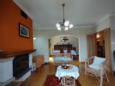 Edifício c/ 5 Apartamentos (3x T2 + 1 T3 + 1 T4) - Tortosendo