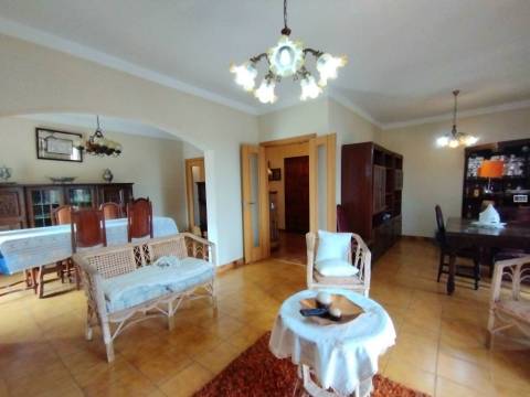 Edifício c/ 5 Apartamentos (3x T2 + 1 T3 + 1 T4) - Tortosendo