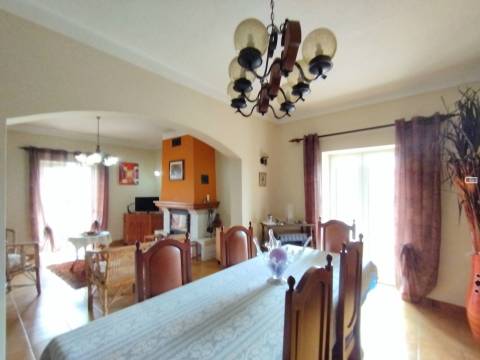 Edifício c/ 5 Apartamentos (3x T2 + 1 T3 + 1 T4) - Tortosendo