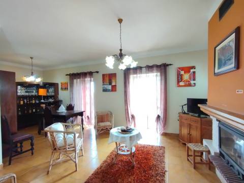 Edifício c/ 5 Apartamentos (3x T2 + 1 T3 + 1 T4) - Tortosendo