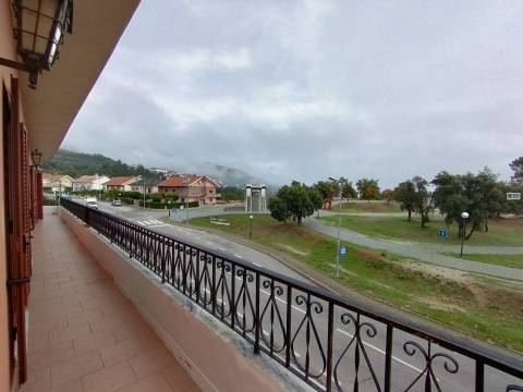 Edifício c/ 5 Apartamentos (3x T2 + 1 T3 + 1 T4) - Tortosendo