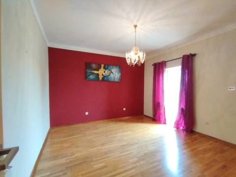 Edifício c/ 5 Apartamentos (3x T2 + 1 T3 + 1 T4) - Tortosendo