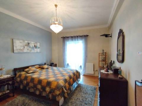 Edifício c/ 5 Apartamentos (3x T2 + 1 T3 + 1 T4) - Tortosendo